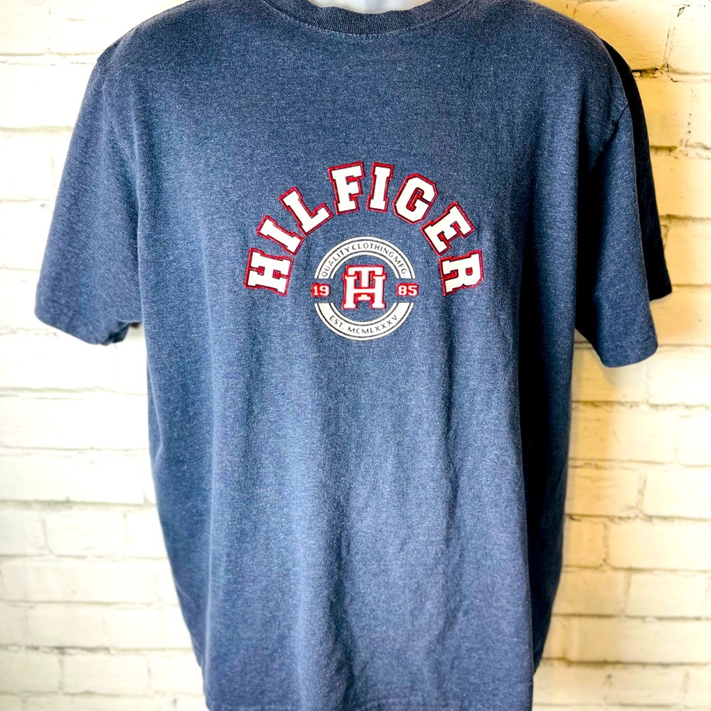 Tommy Hilfiger mens size medium in a heathered blue with applied logo